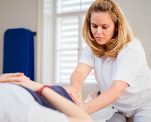 Ernestine Steyrer ist Heilmasseurin und Sportmasseurin bei Kinemedic - Praxis für physikalische und rehabilitative Medizin.